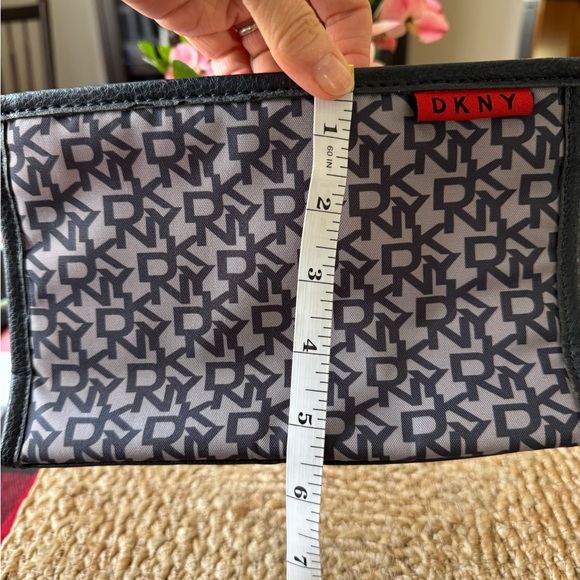 Donna Karan DKNY cosmetic pouch. - Picture 1 of 5
